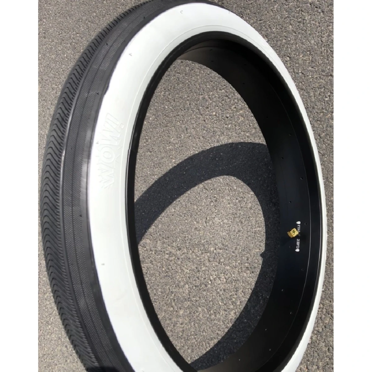 Pneu Wow 26 x 3,45 Noir Bande Blanche