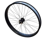Rueda delantera de 26 x 67 mm con freno de disco negro.